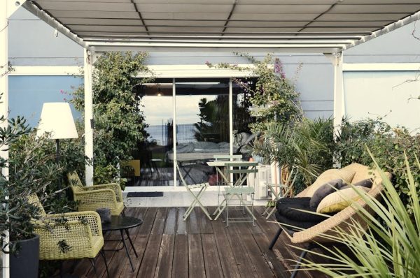 Aménager une terrasse étroite : astuces et idées d&rsquo;agencement