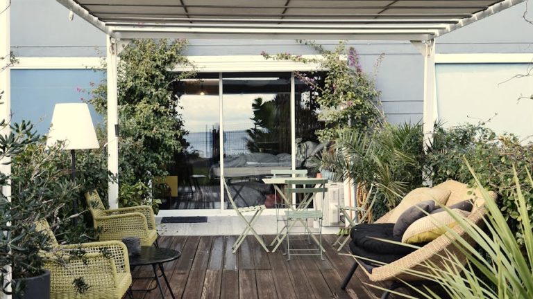 Aménager une terrasse étroite : astuces et idées d&rsquo;agencement
