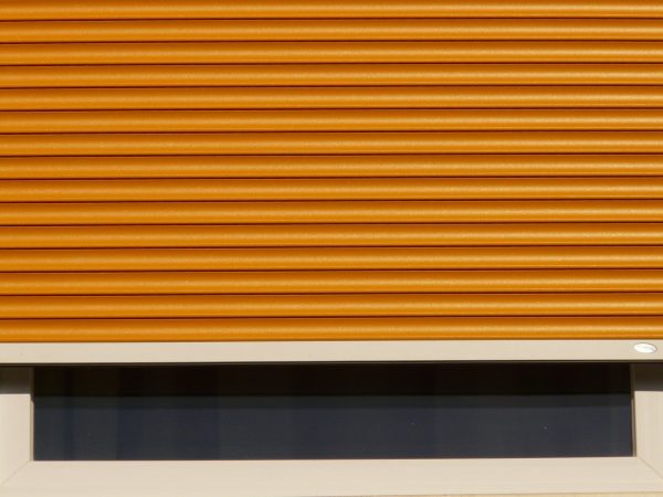 Shutters ou volets en bois : comment choisir entre deux classiques indémodables ?