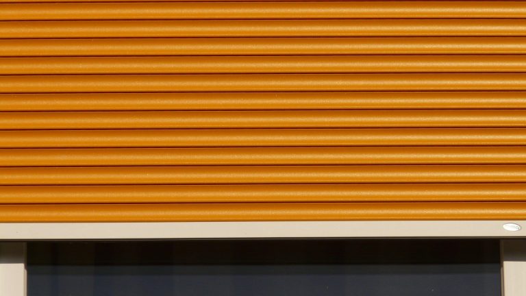 Shutters ou volets en bois : comment choisir entre deux classiques indémodables ?