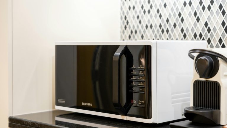 Pourquoi votre micro-ondes émet-il un grésillement inquiétant ?