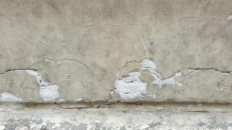 Pourquoi rénover les parties basses de vos murs extérieurs est crucial