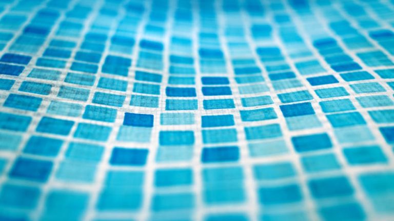 Préparer le sol pour une piscine hors sol : astuces et conseils pratiques