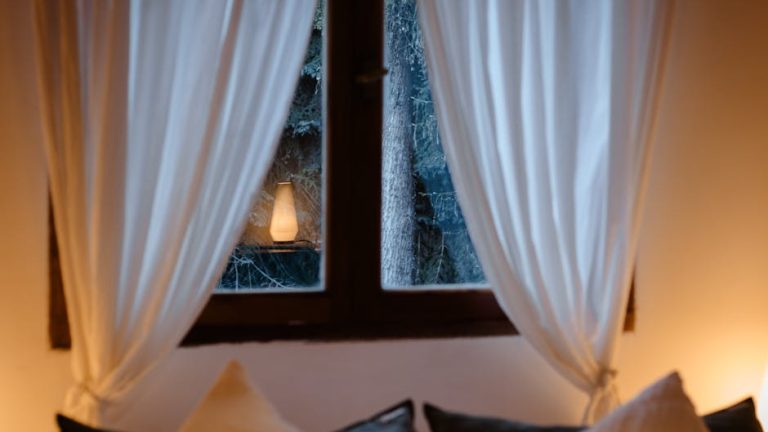 Des astuces pour accrocher des rideaux sans percer vos murs