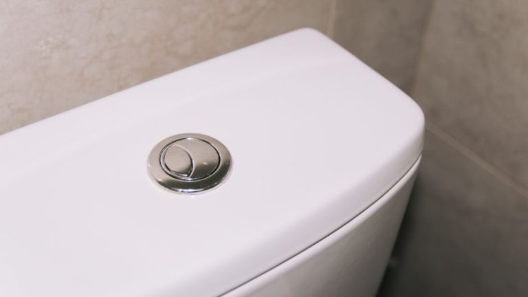 Réparer une chasse d&rsquo;eau à bouton poussoir : guide complet et astuces