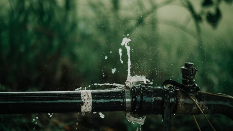 Fuite chauffe eau par le haut : causes, solutions et prévention