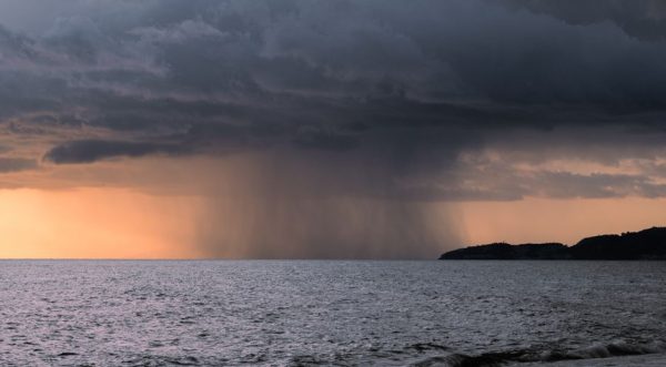 Prendre une douche pendant un orage : les précautions à connaître